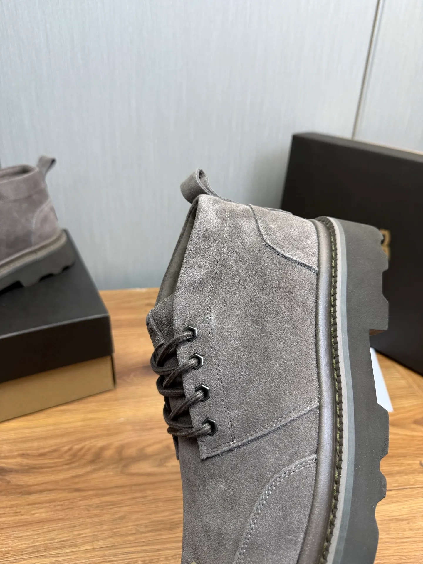 Men's shoes 💰620💰 New UGG fur integrated men's simple and fashionable snow boots. The most worth buying at the end of this year are warm casual shoes. Whether you are out and about at home, their comfortable and warm performance will be your most suitable fashion companion! The material is cowhide upper and imported wool is used inside. Warm and comfortable! The eva+ rubber patch outsole is cushioned, non-slip and wear-resistant, and has good elasticity. It is light and wear-resistant, comfortable and soft, and the new simple cut is more fashionable. It has both practicality and fashion sense, so you no longer have to worry about how to match it in winter, while still maintaining your fashionable taste. High-quality genuine wool. Look at the details for the material! Size: 39-40-41-42-43-44-44 sneaker size